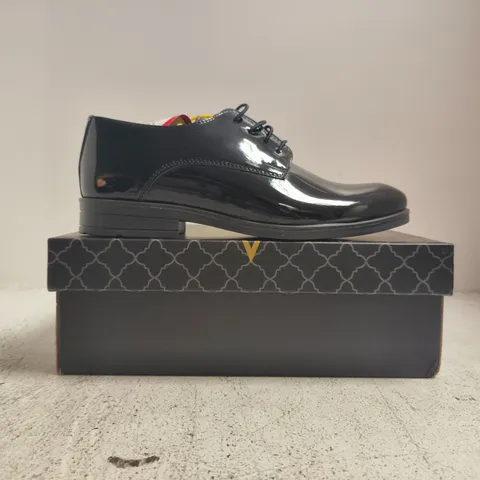 BOXED PAIR OF SIRRI LACE UP SHOES IN GLOSSY BLACK SIZE UK 4