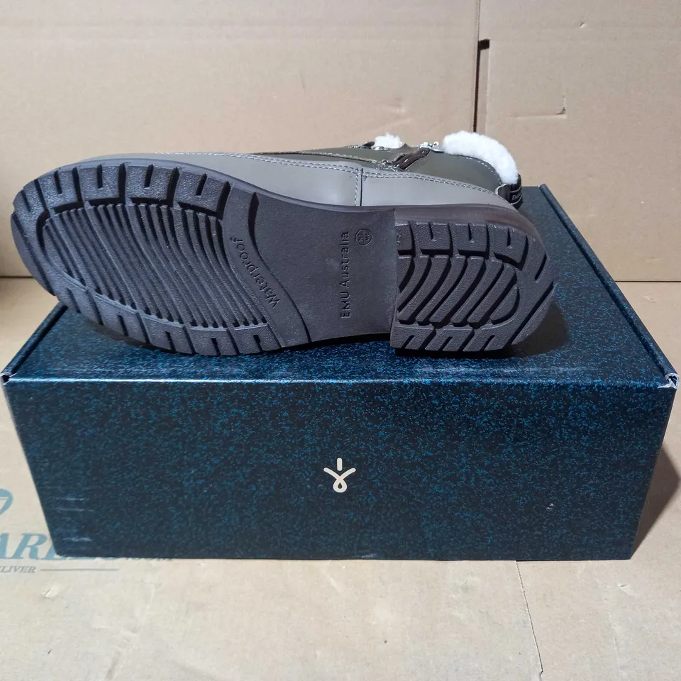 BOXED PAUR OF EMU OKAB FAUX LEATHER BOOTS IN DARK OLIVE UK SIZE 5