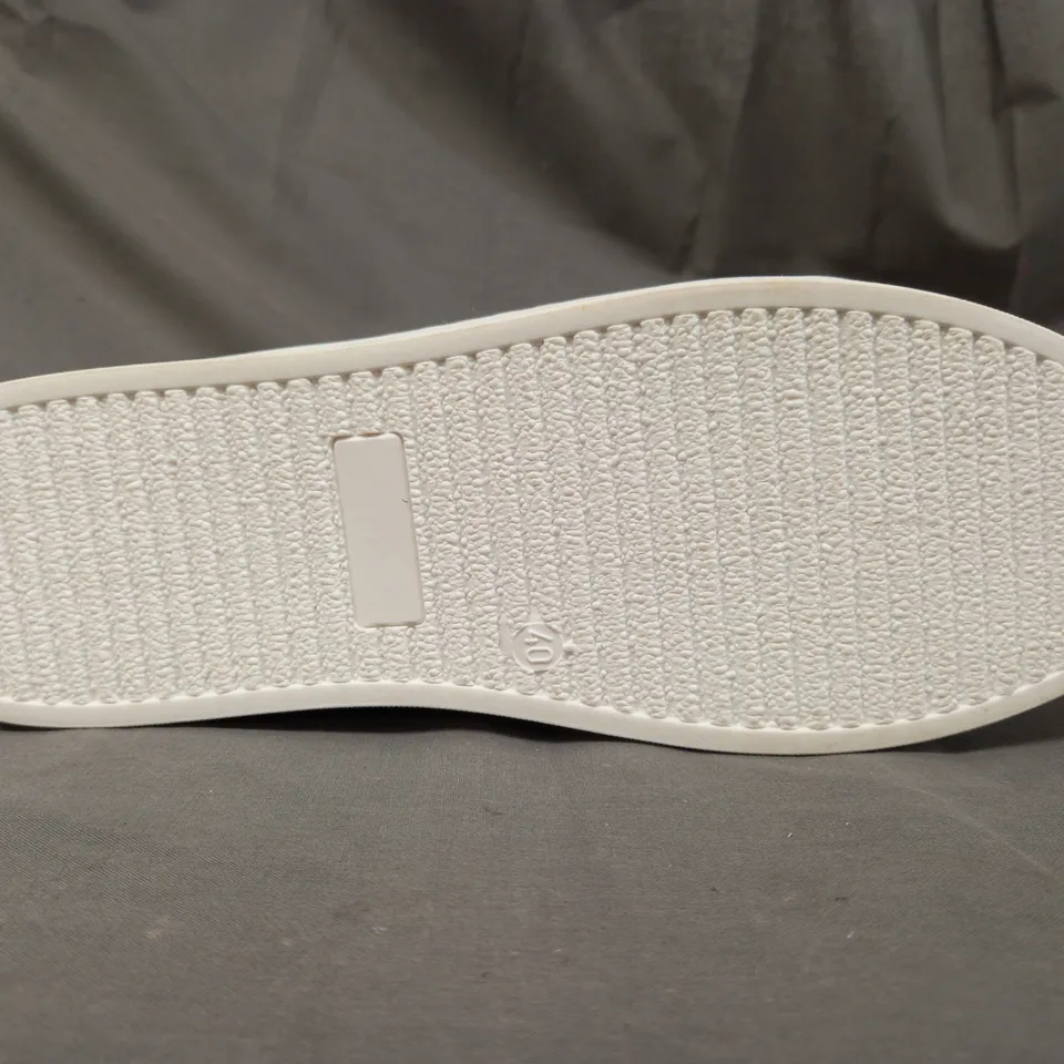 PAIR OF MARTE SHOES IN WHITE W. WING DETAIL EU SIZE 40