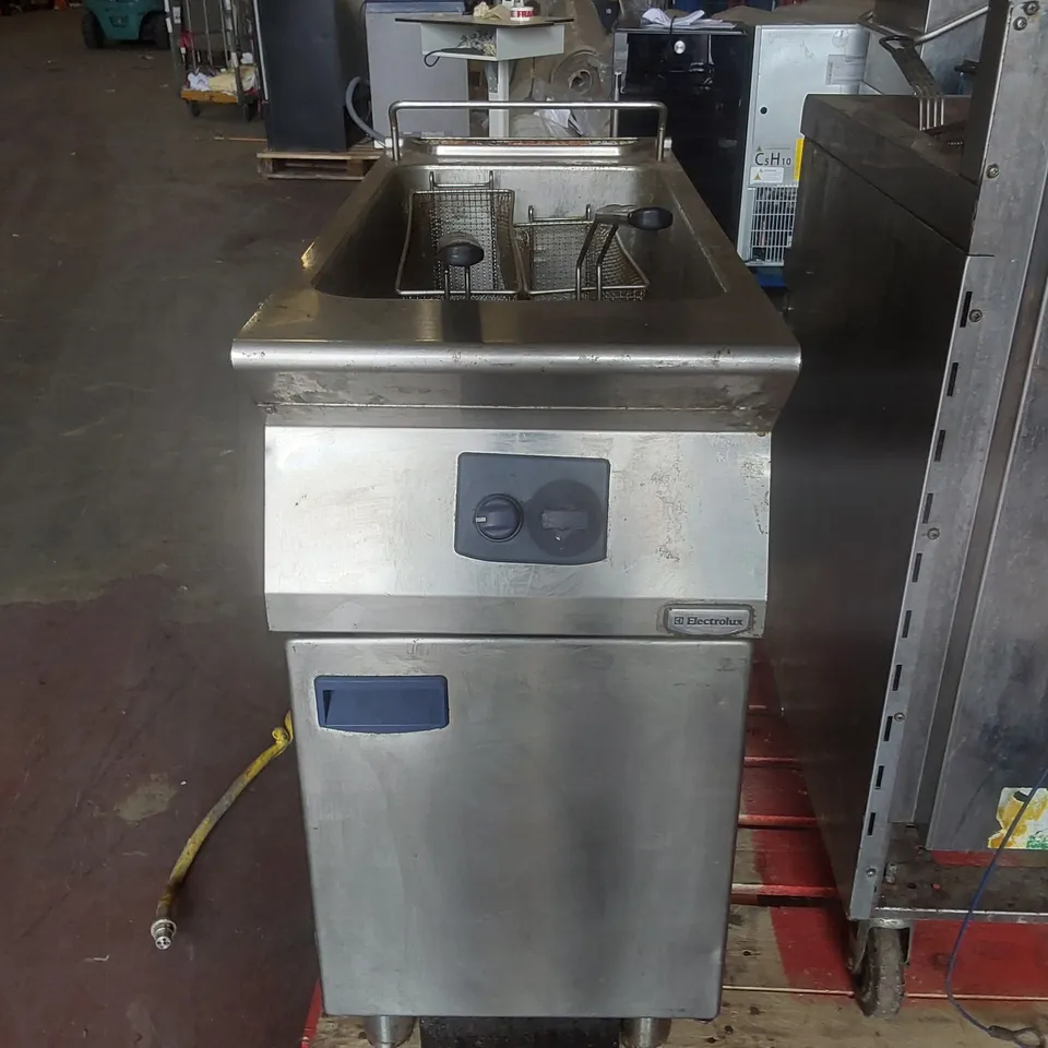 ELECTROLUX COMMERCIAL GAS TWIN TANK FRYER