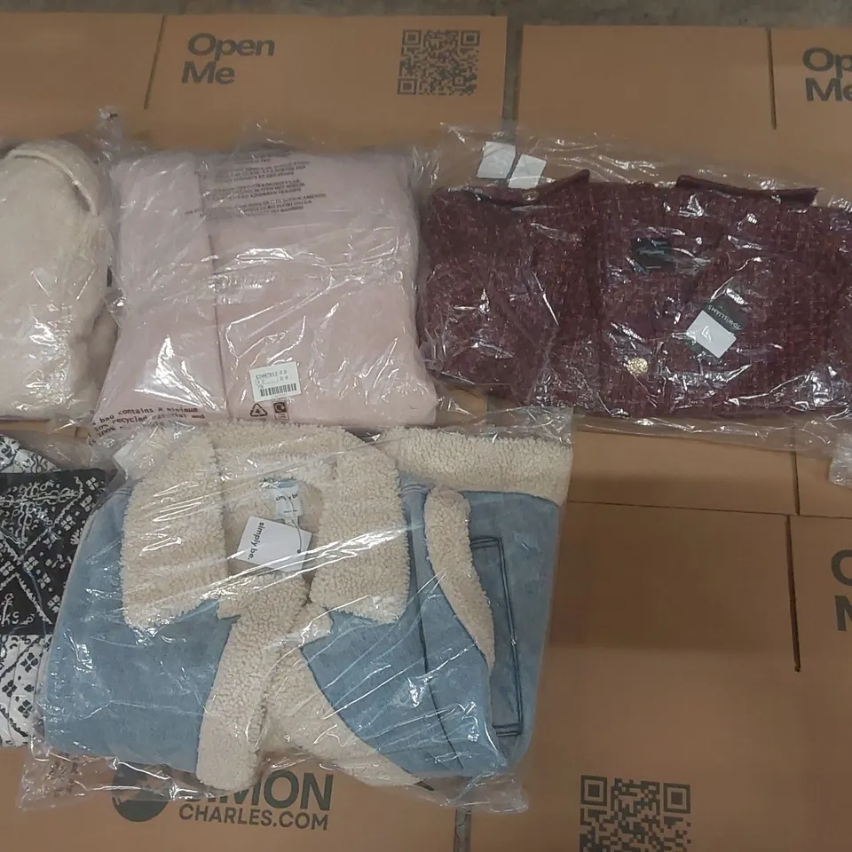 PALLET CONTAINING APPROXIMATELY 100x BRAND NEW ASSORTED DESIGNER CLOTHING ITEMS INCLUDING: JD WILLIAMS JACKETS. SIMPLY BE JACKETS ECT