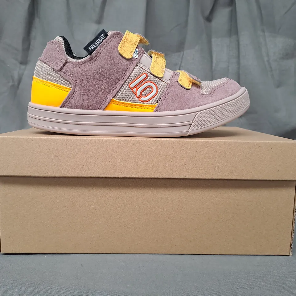 BOXED PAIR OF ADIDAS FREERIDER KIDS VCS SHOES IN MULTICOLOUR UK SIZE 1