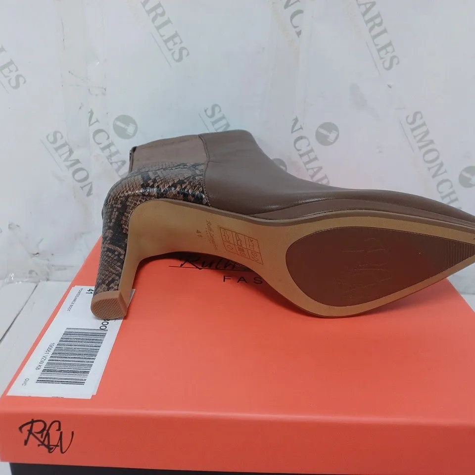 BOXED PAIR OF RUTH LANGSFORD PLATFORM LEATHER ANKLE BOOTS IN TAUPE LEATHER SIZE 8