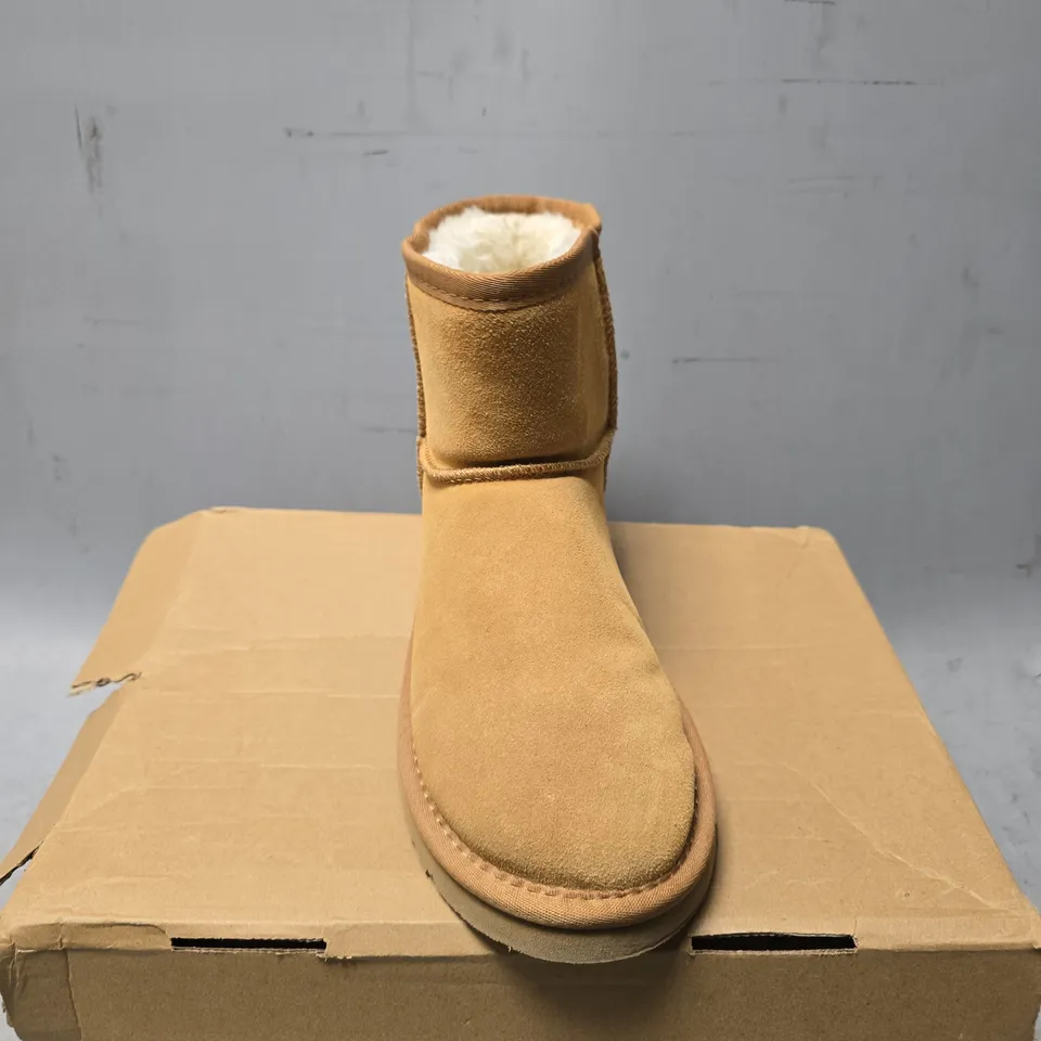 UGGS WOMENS DOKOTA BOOTS IN TAN  - SIZE UK 6 
