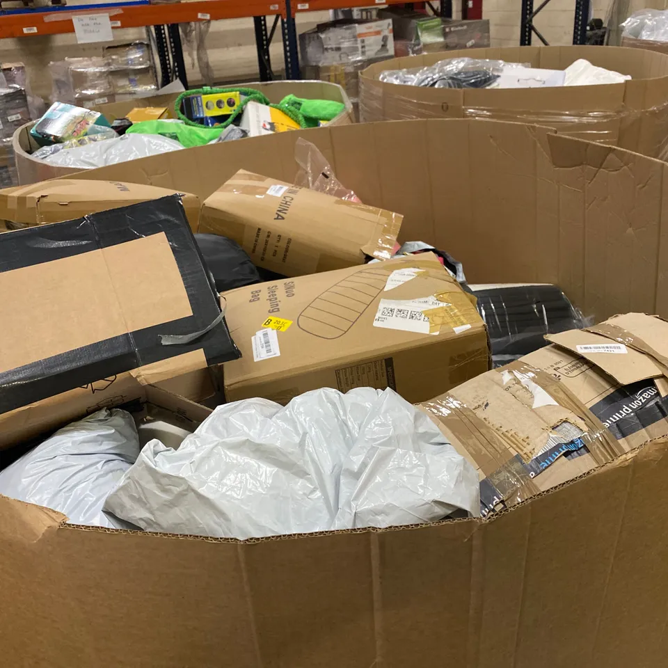 PALLET TO CONTAIN A LARGE ASSORTMENT OF PILLOWS AND CUSHIONS // BRANDS MAY VARY