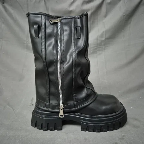 BOXED PAIR OF ASYLUM CHUNKY BOOTS IN BLACK ASIAN SIZE 245