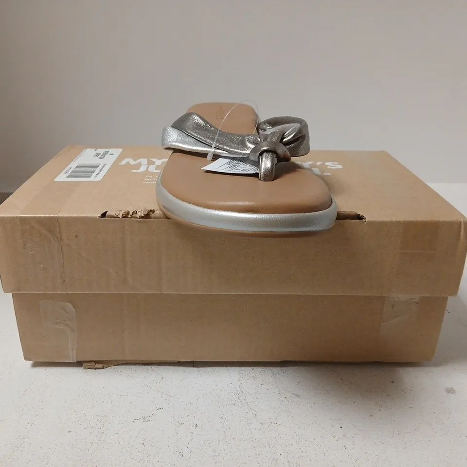 BOXED PAIR OF HEAVENLY SOLES BY JD WILLIAMS T-POST SANDALS IN METALLIC SILVER SIZE UK 9