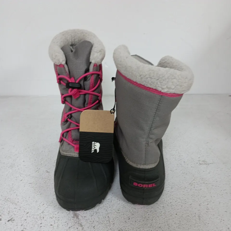 BOXED PAIR OF SOREL YOUTH CUMBERLAND 2 BOOTS IN LIGHT GREY/PINK - UK 4.5