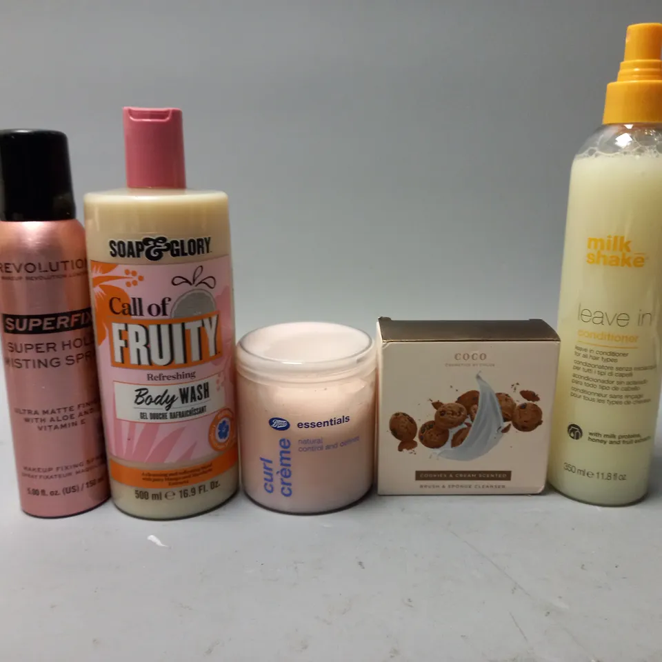 BOX OF APPROX 15 ASSORTED HEALTH AND BEAUTY ITEMS TO INCLUDE - COCO BRUSH & SPONGE CLEANSER - MILK & SHAKE LEAVE IN CONDITIONER - BOOTS ESSENTIALS CURL CRÈME ETC 