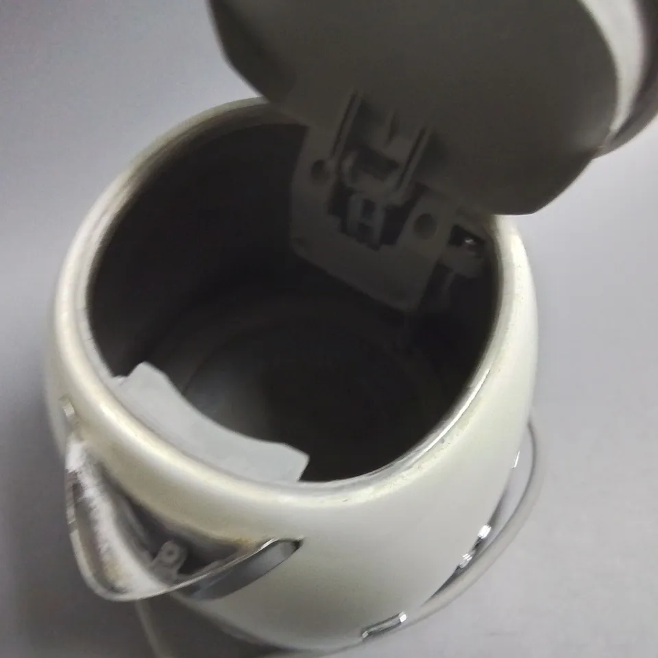 BOXED SMEG KETTLE - WHITE RRP £129.99