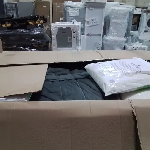 PALLET CONTAINING A LARGE QUANTITY OF PILLOWS 