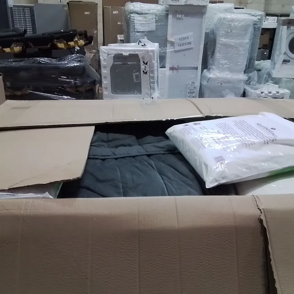 PALLET CONTAINING A LARGE QUANTITY OF PILLOWS 
