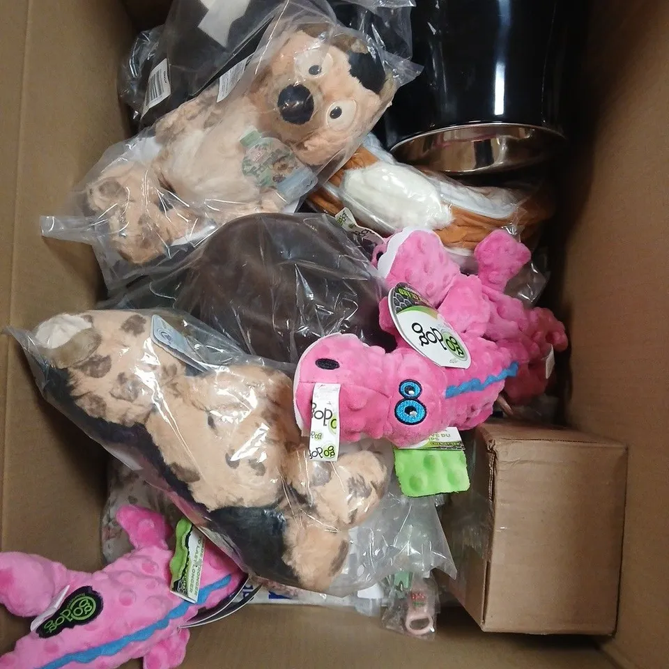 LARGE BOX OF APPROX 10 ASSORTED ITEMS TO INCLUDE DOG TOYS & ASSORTED CLOTHING 