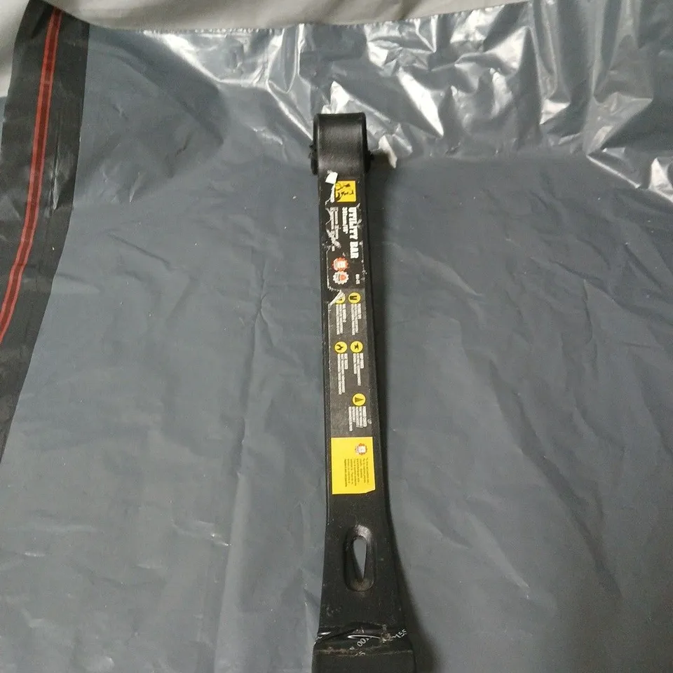 BOX OF APPROXIMATELY 12 ASSORTED HOUSEHOLD ITEMS INCLUDING PROTECTION COVER , UTILITY BAR AND CANVAS SHOPPING BAG 