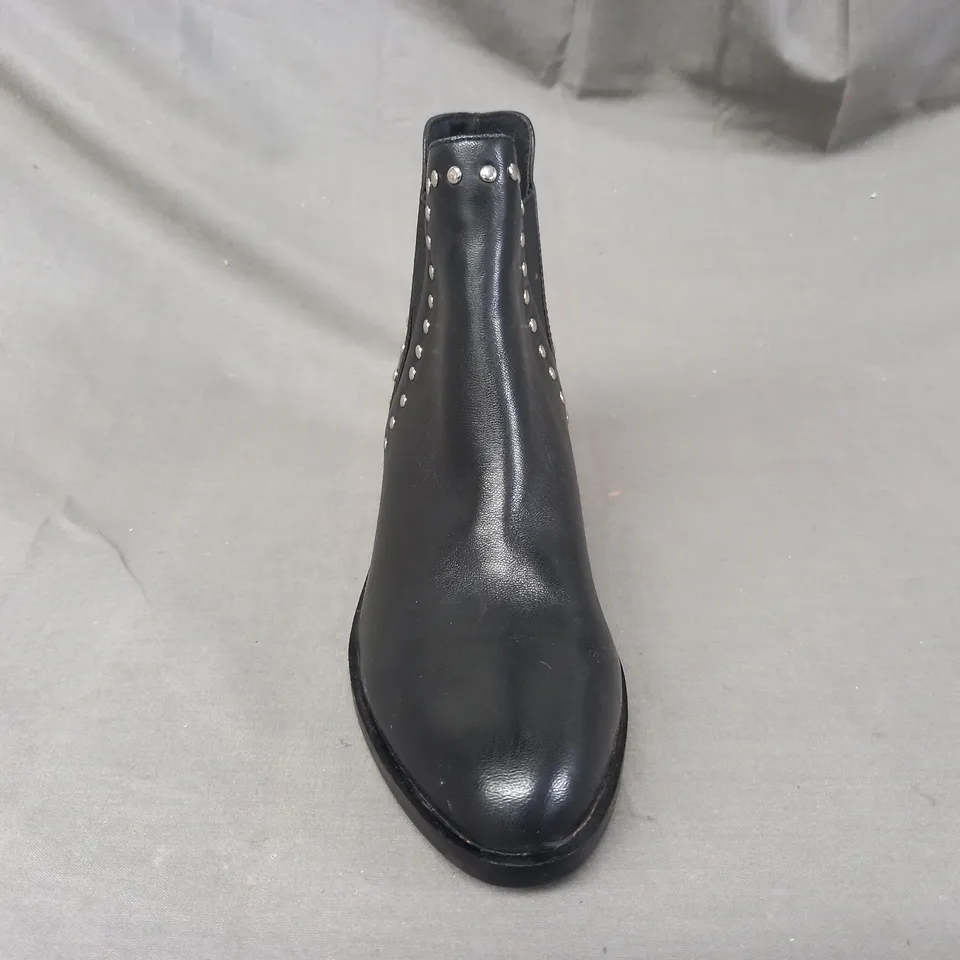 PAIR OF STEVE MADDEN CADE LEATHER ANKLE BOOTS IN BLACK EU SIZE 36