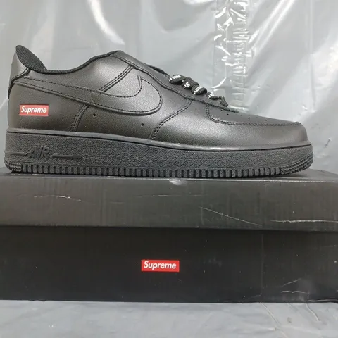 BOXED PAIR OF NIKE AIR FORCE 1 '07 SHOES IN BLACK SIZE UK 9