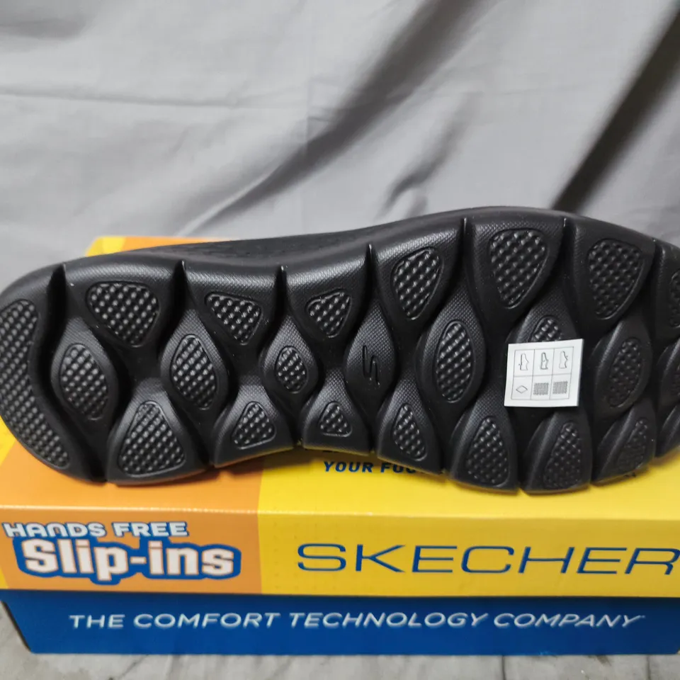 BOXED PAIR OF SKECHERS GO FLEX WALK TRAINERS IN BLACK - UK 6