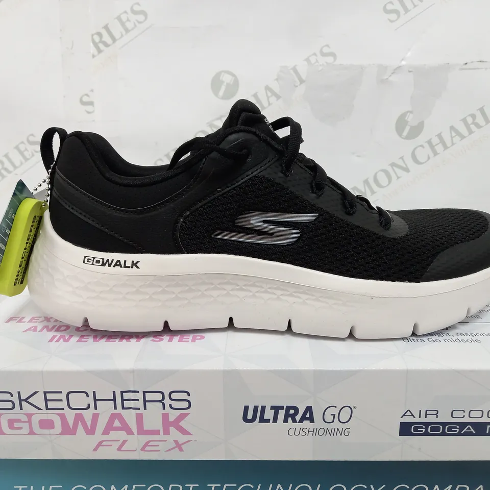BOXED PAIR OF SKECHERS GO WALK FLEX TRAINERS IN BLACK - UK 6 