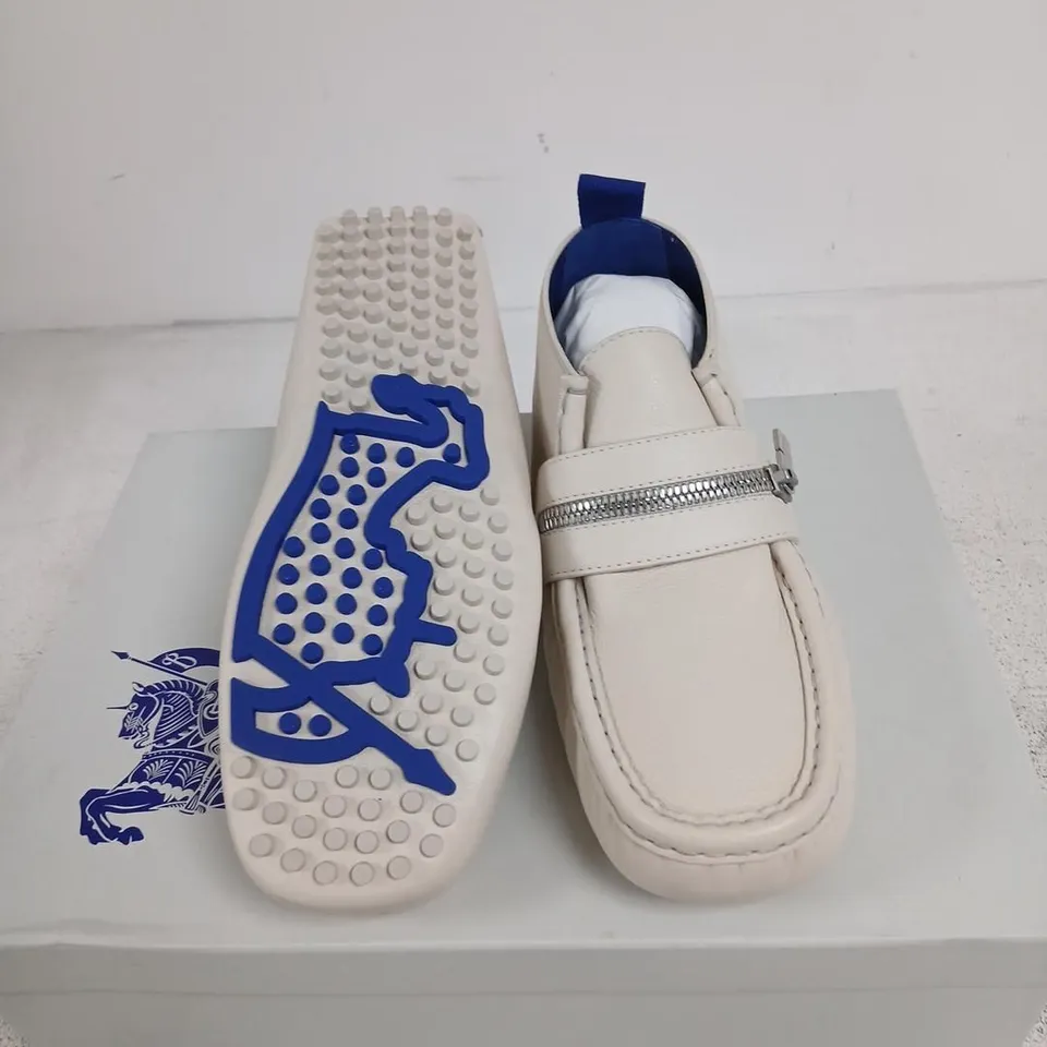BURBERRY LEATHER BABY SHOES – WHITE WITH BLUE TRIM, ZIP DETAIL (EU 40 / UK 6)