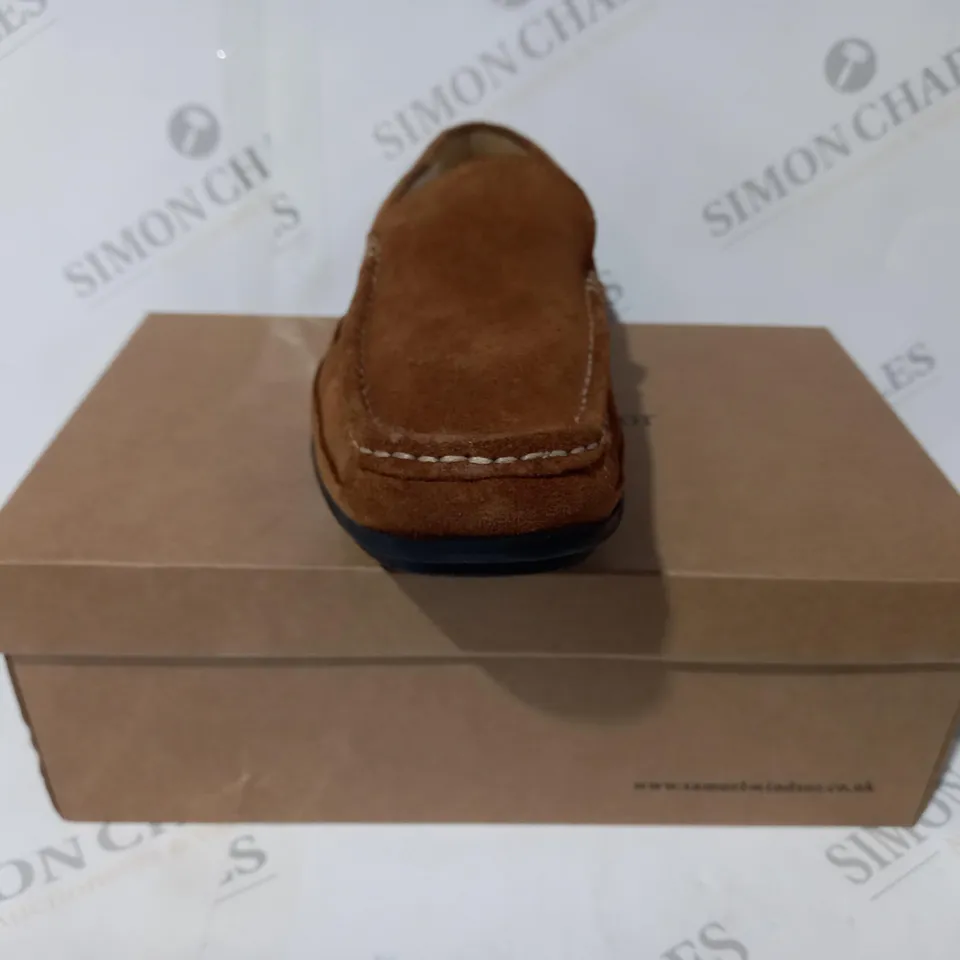 BOXED PAIR OF SAMUEL WINDSOR FLEECE LINED LOAFERS IN BROWN UK SIZE 8