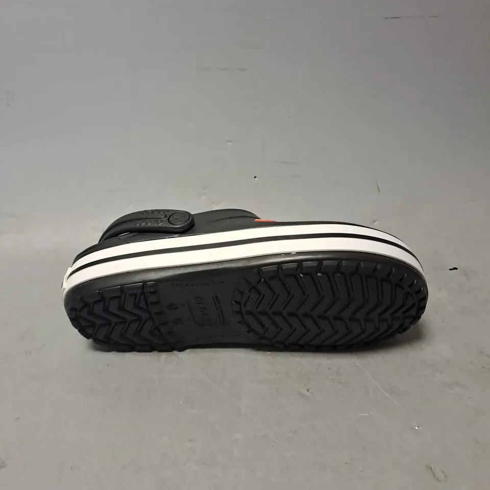 PAIR OF CROCS CROCBAND SHOES IN BLACK/WHITE M5/W6 