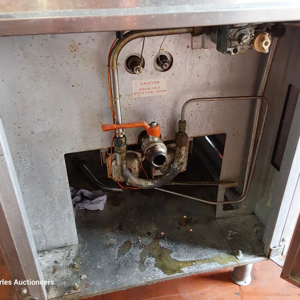 FALCON DOMINATOR GAS FIRED SINGLE TANK TWIN BASKET DEEP FAT FRYER Model 2860