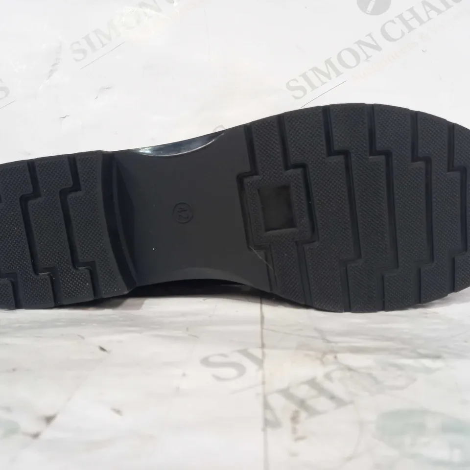 PAIR OF DESIGNER SHOES IN BLACK W. GOLD EFFECT CHAIN EU SIZE 42