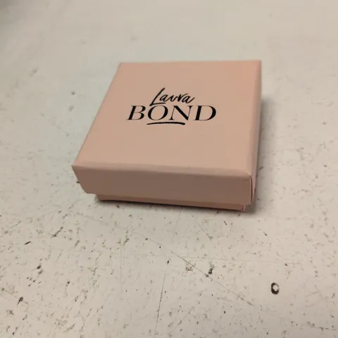 LAURA BOND JEWELLERY – THREE-STONE STUD EARRING IN PINK PRESENTATION BOX