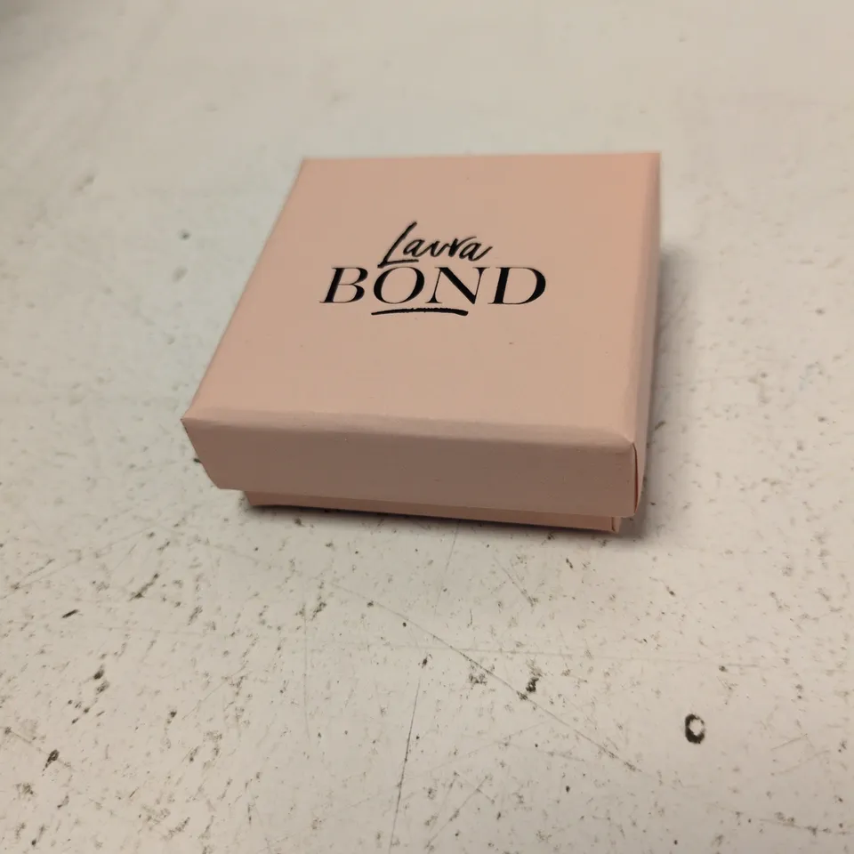 LAURA BOND JEWELLERY – THREE-STONE STUD EARRING IN PINK PRESENTATION BOX