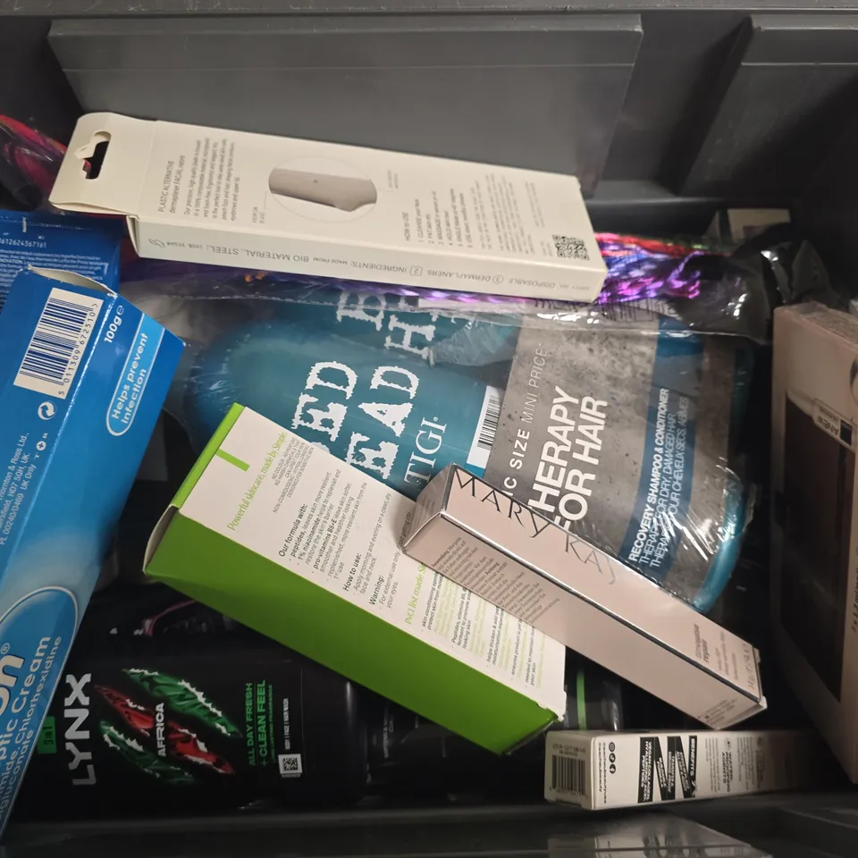 APPROXIMATELY 15 ASSORTED HEALTH & BEAUTY PRODUCTS TO INCLUDE AVOIN ANEW PLUMPING SHOTS, SAVLON ANTISEPTIC CREAM, BED HEAD TIGI SHAMPOO, ETC - COLLECTION ONLY
