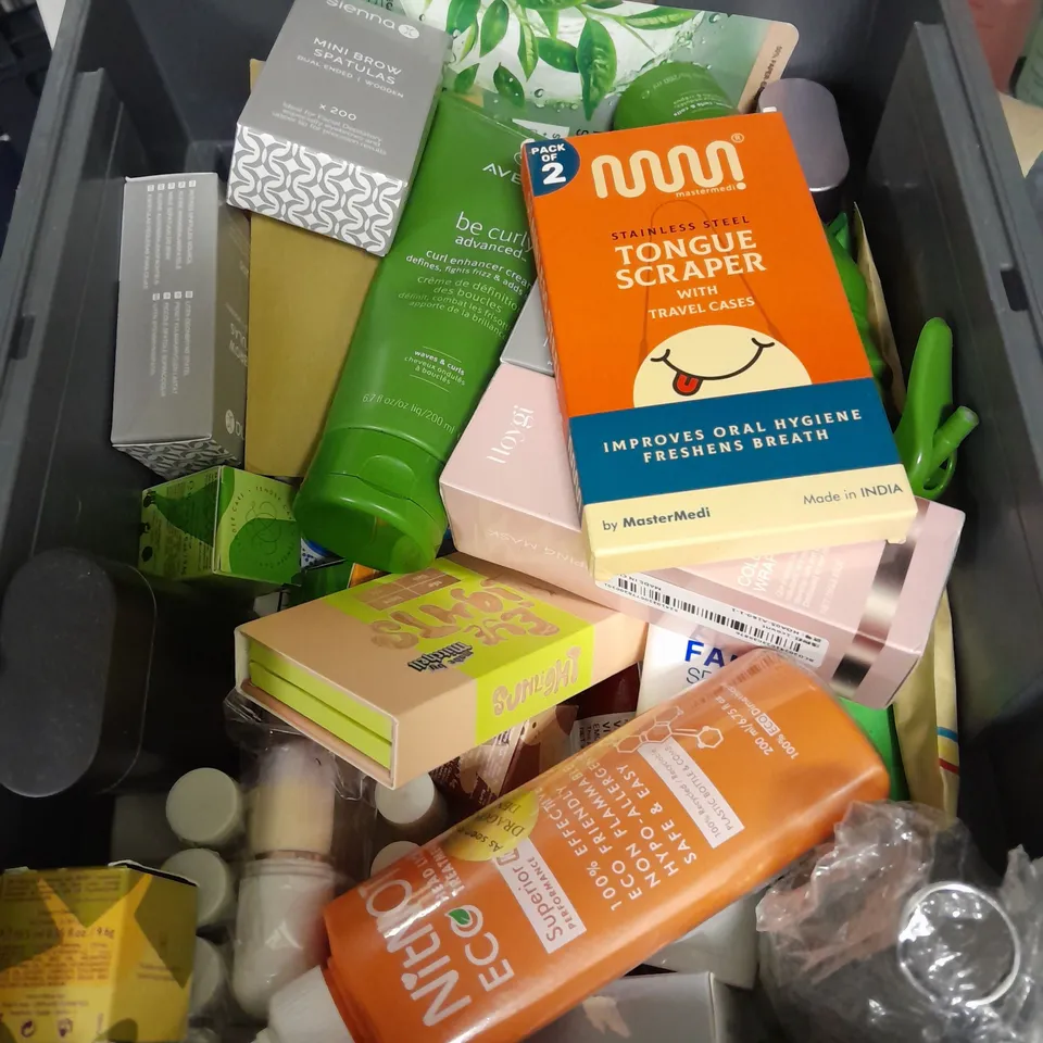 APPROXIMATELY 20 ASSORTED HEALTH & BEAUTY PRODUCTS TO INCLUDE CORSODYL TOOTHPASTE, SIMPLE SOAP BARS AND REVOLUTION SIMPSONS MAKE UP BRUSHES
