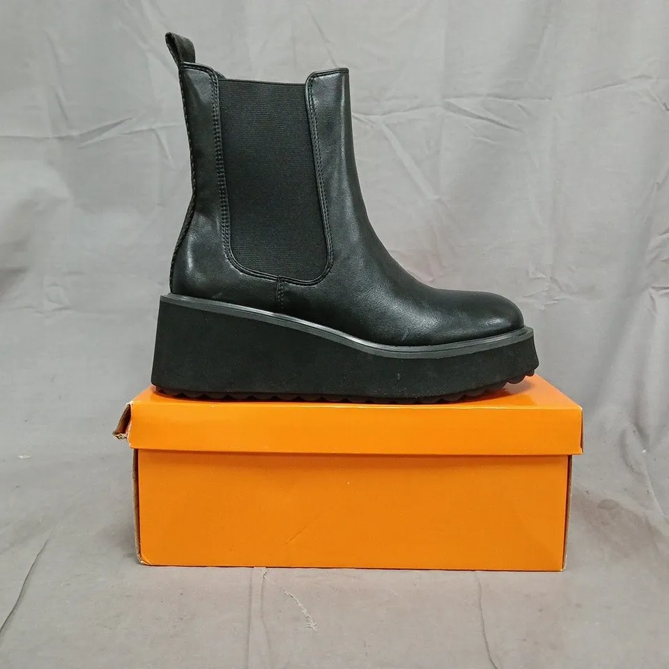BOXED PAIR OF ROCKET DOG CHUNKY WEDGE ANKLE BOOTS IN BLACK SIZE UK 5
