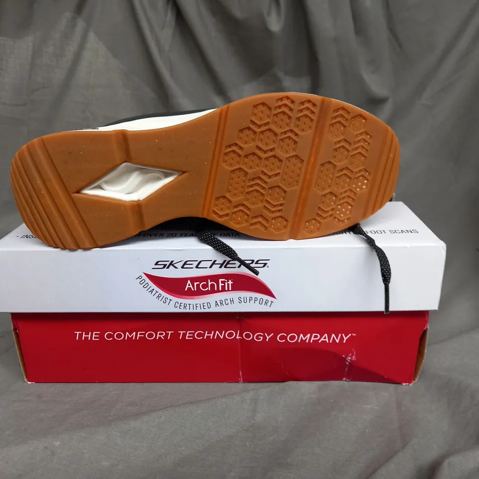 SKECHERS TRAINER IN BLACK SIZE 6