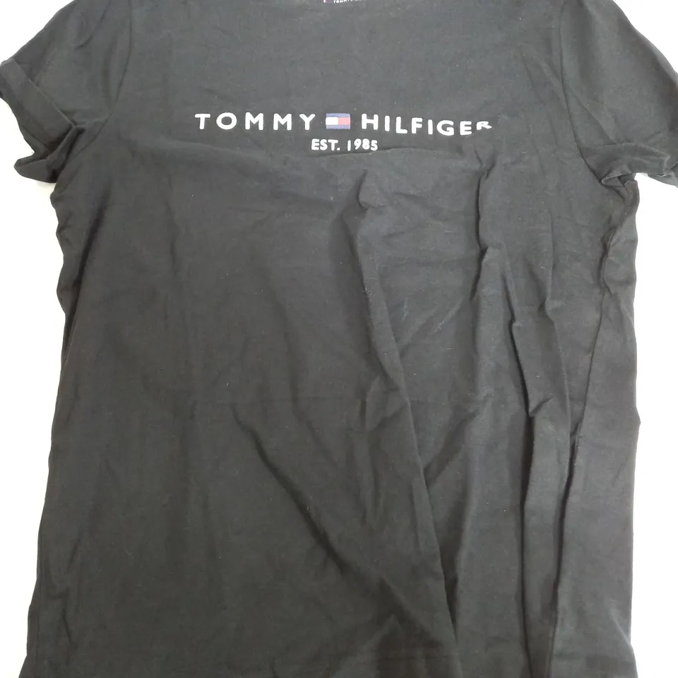 TOMMY HILFIGER BLACK T-SHIRT- MEDIUM