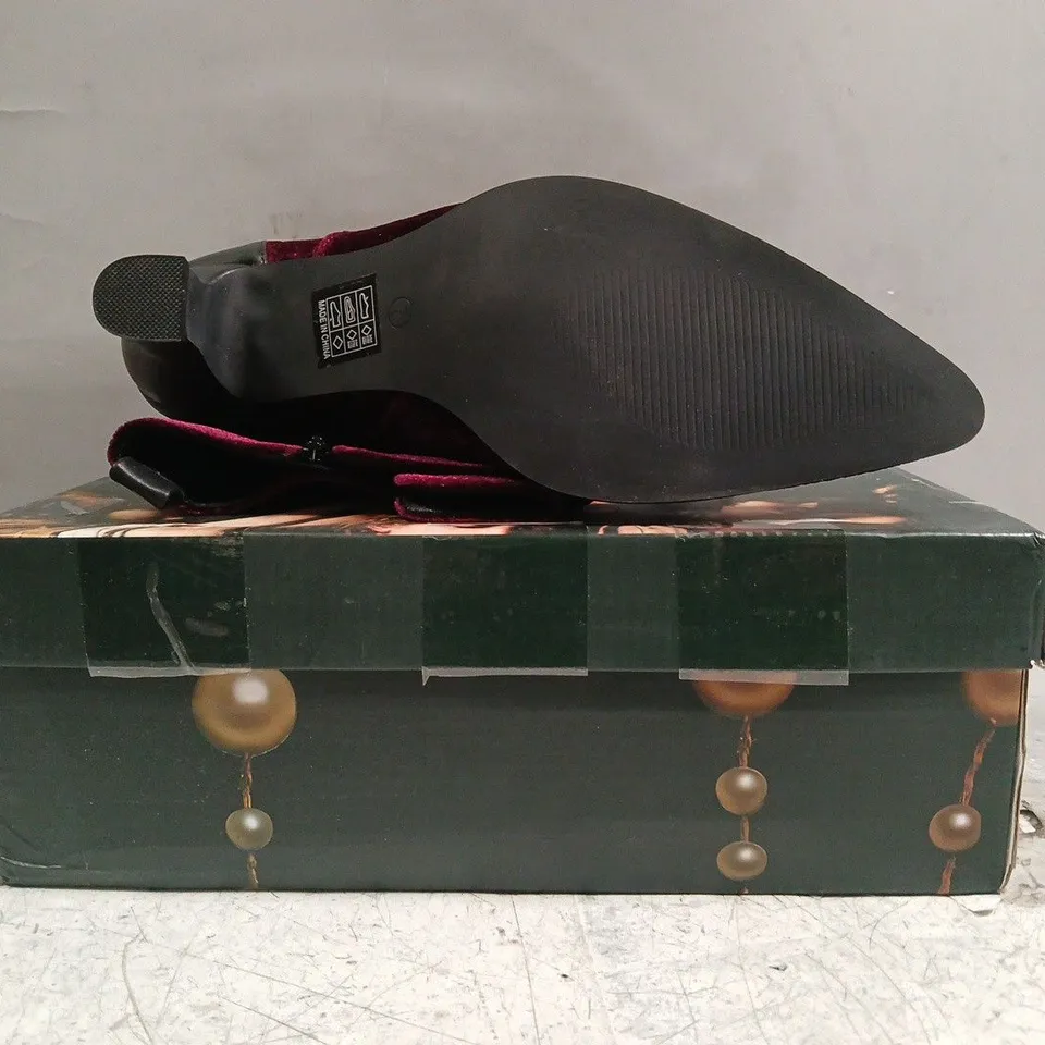 BOXED PAIR OF KOI TIMELESS TRUTHS ORNATE VICTORIAN BOOTS IN BURGUNDY SIZE UK 7