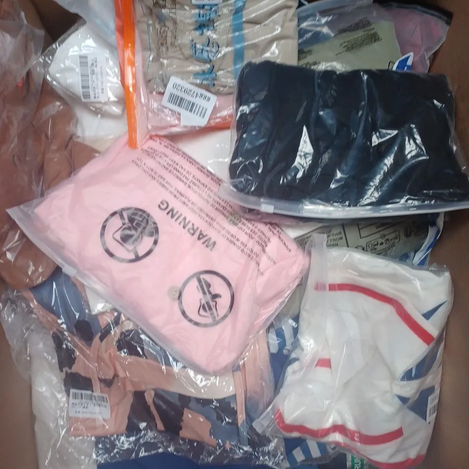 APPROX 20 ASSORTED CLOTHING ITEMS TO INCLUDE T-SHIRTS, DRESSES, SHORTS ETC