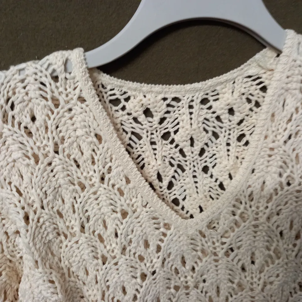 LOT OF 18 AS NEW KNITTED V-NECK JUMPERS IN ECRU - ALL 1