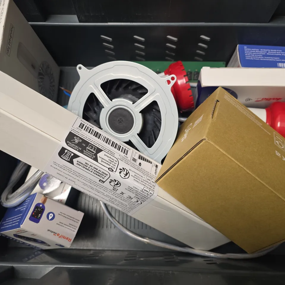 APPROXIMATELY 8 ASSORTED ITEMS TO INCLUDE - MIRROR LIGHT , BLOOD GLUCOSE MONITOR ETC