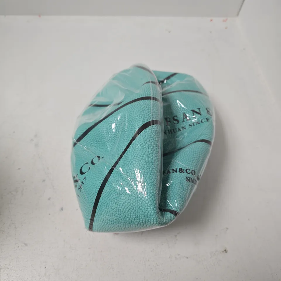 BOXED TIFFSAN & CO BASKETBALL