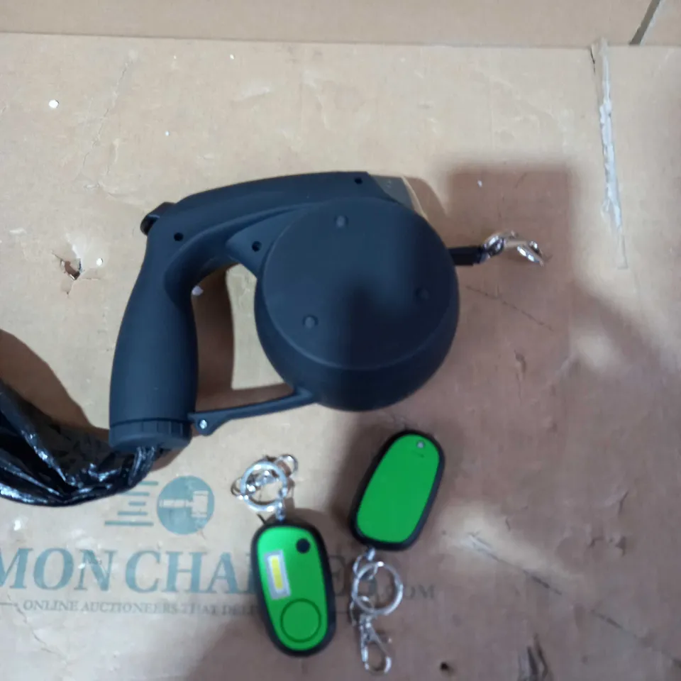 OUTLET MULTI FUNCTION 4M RETRACTABLE DOG LEAD WITH BUILT IN LED TORCH
