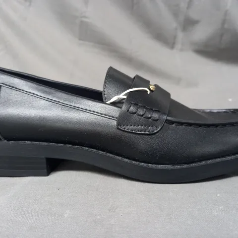 PAIR OF STRADIVARIUS LOAFERS IN BLACK UK SIZE 4