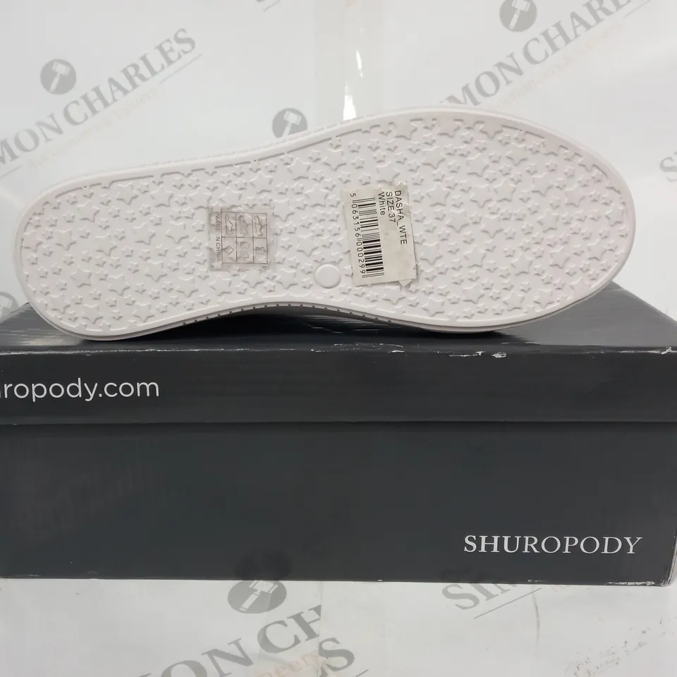 BOXED PAIR OF SHUROPODY SHOES IN WHITE UK SIZE 4