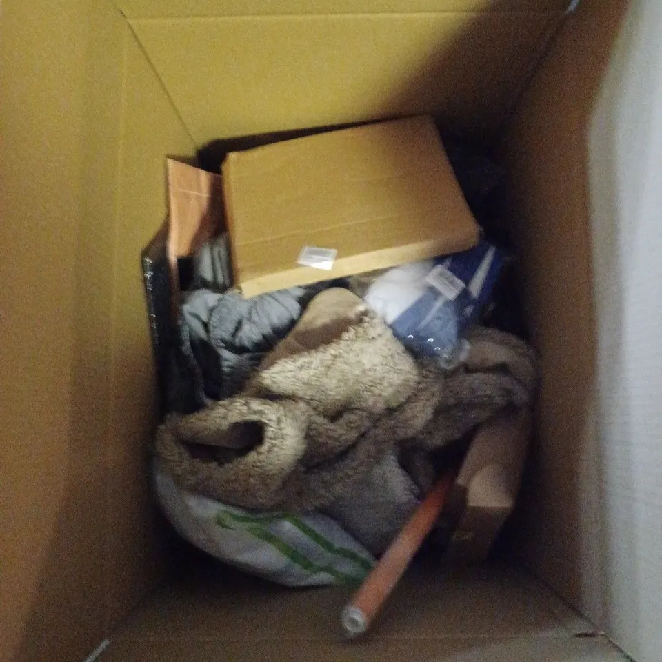 APPROXIMATELY 15 HOUSEHOLD PRODUCTS TO CONTAIN ZIP UP STORAGE CASE, FABLEISM DECORATIVE CLOTHS, IPAD CASE ETC