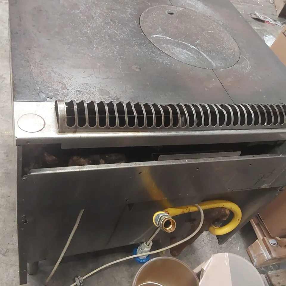 BONNET SOLID TOP GAS HOB ON PEDESTAL