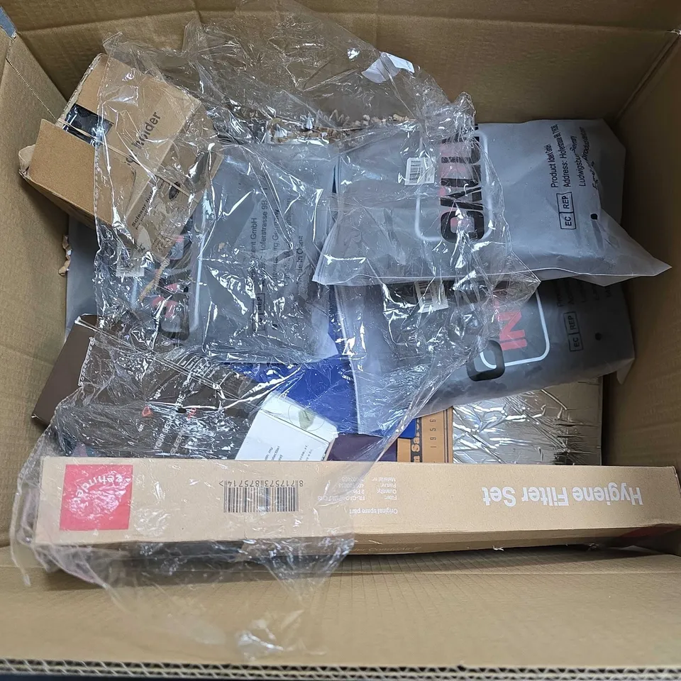 BOX OF APPROXIMATELY 12 ASSORTED ITEMS TO INCLUDE - DOOR REEF , SUIT CARRIER , TABLET CASE MODEL UNSPECIFIED ETC