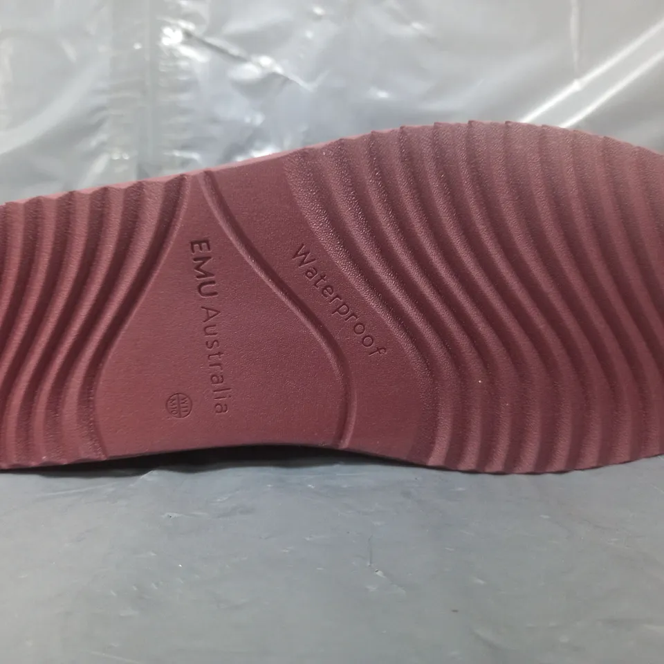 BOXED PAIR OF EMU AUSTRALIA BOOTS IN MERLOT SIZE 9