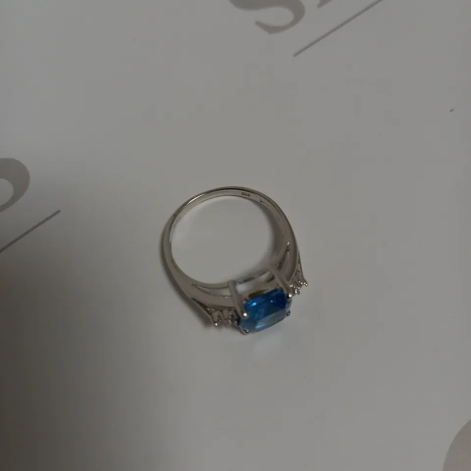 DESIGNER 18CT WHITE GOLD RING WITH A SEMI RUB-OVER SET DIAMOND & DIAMONDS TO THE SHOULDERS, WEIGHING +-0.75CT
