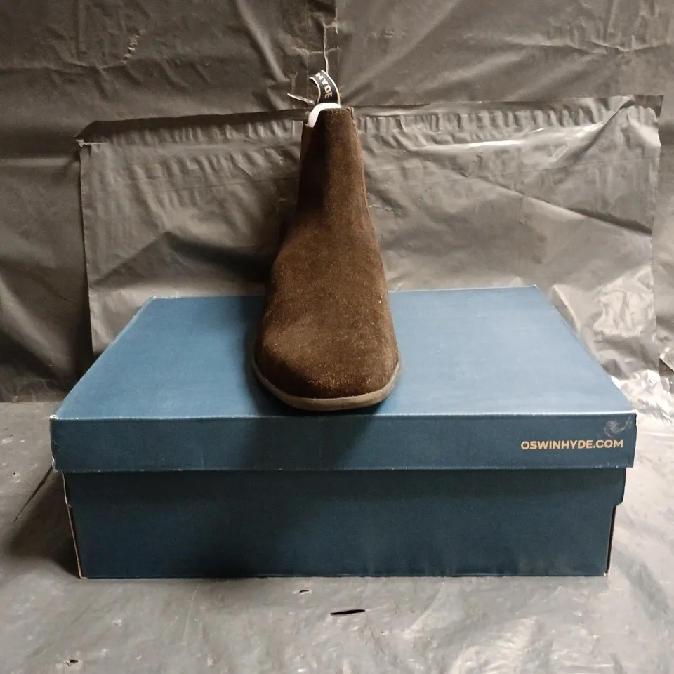 BOXED PAIR OF OSWIN HYDE CHELSEA BOOTS IN BROWN SUEDE SIZE EU 43