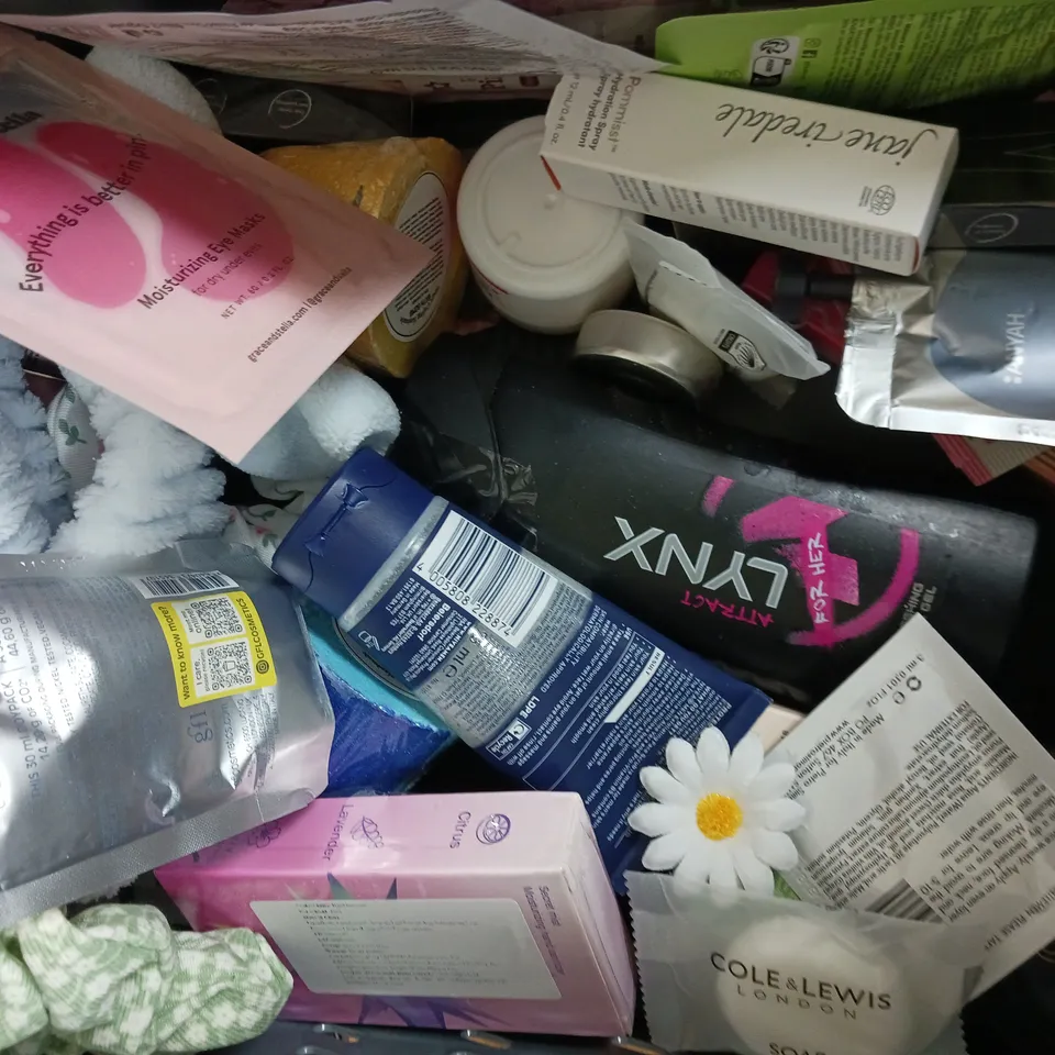 APPROX 15 ASSORTED BEAUTY PRODUCTS TO INCLUDE E45CREAM, GIVE ME HAIR MASK, RADOX MUSCLE SOAK, ETC 