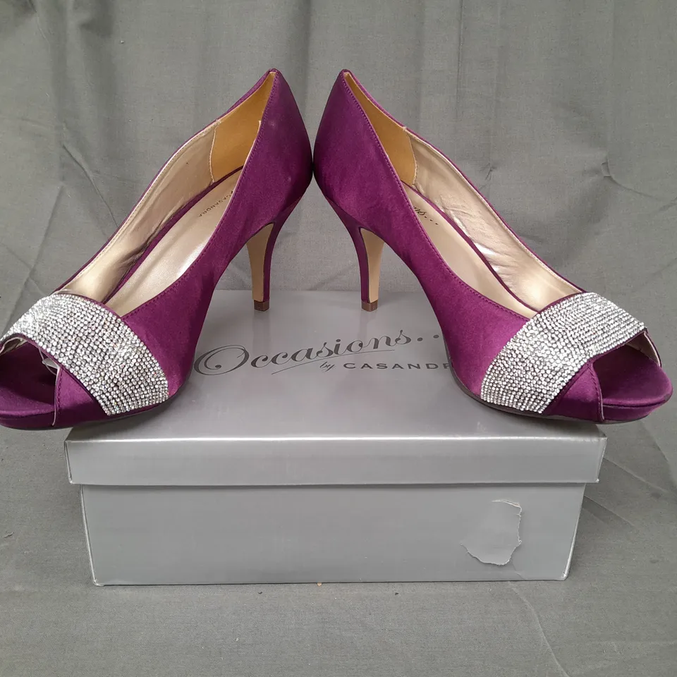 BOX OF APPROXIMATELY 12 PAIRS OF OCCASIONS BY CASANDRA PEEP TOE HIGH HEEL SHOES IN PURPLE W. JEWEL EFFECT - VARIOUS SIZES